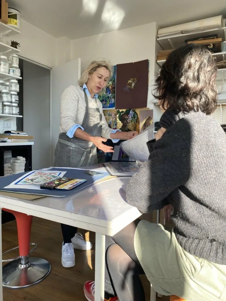 Échange en atelier autour d'un projet de céramique funéraire