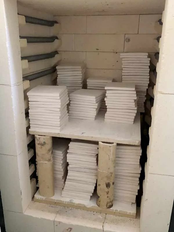 Carreaux de céramique empilés dans le four après cuisson