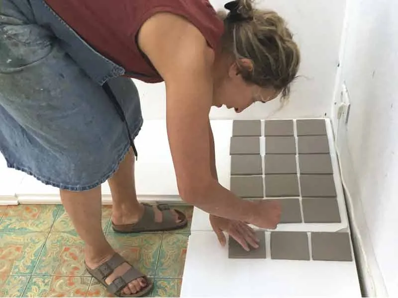Carreaux en terre crue posés au sol pendant le séchage